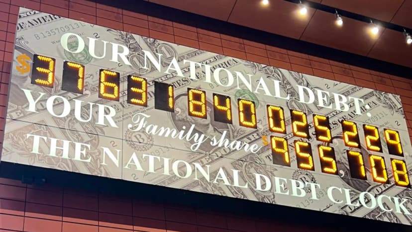 این تصویر از "ساعت بدهی ملی" (National Debt Clock) در آمریکا گرفته شده است.